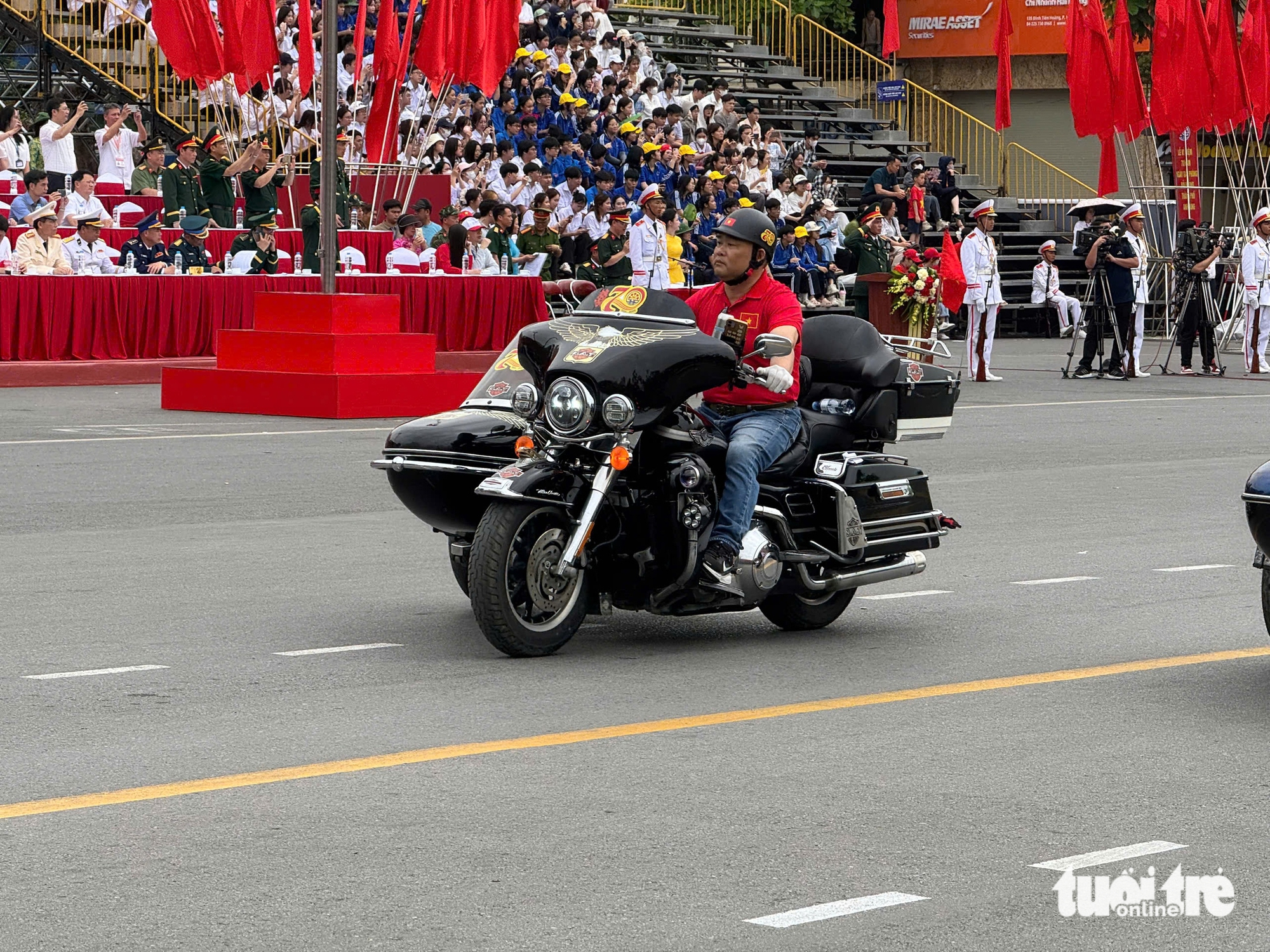 巨型摩托车队，价值高达35亿越南盾的车辆参加海防解放70周年游行