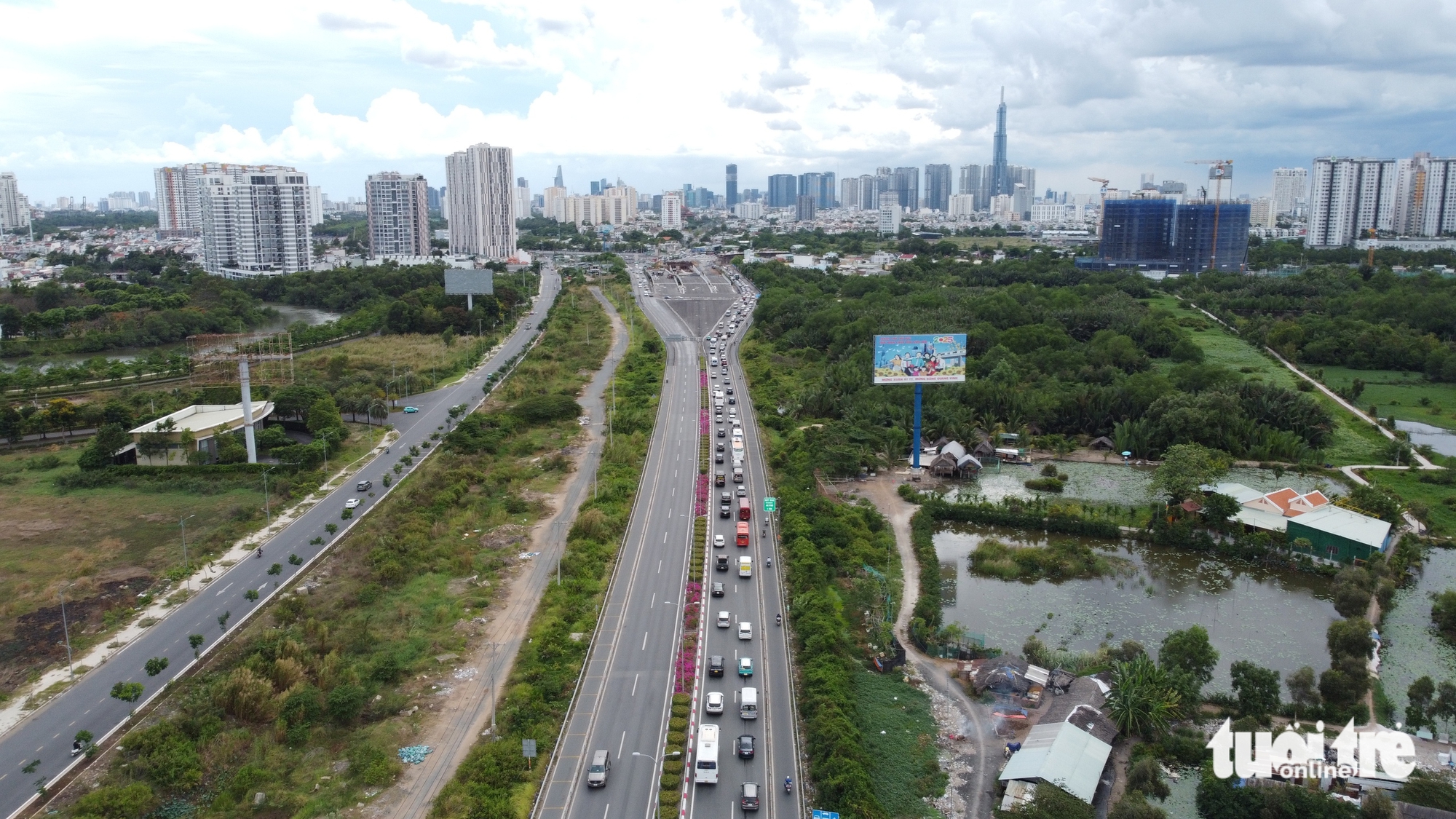 假期最后一天，高速公路畅通，An Phú交点和Long Thành桥轻微拥堵