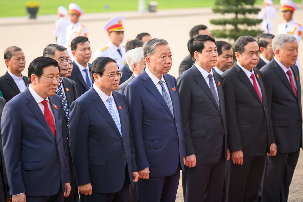 党和国家领导人、国会代表前往胡志明主席陵墓瞻仰