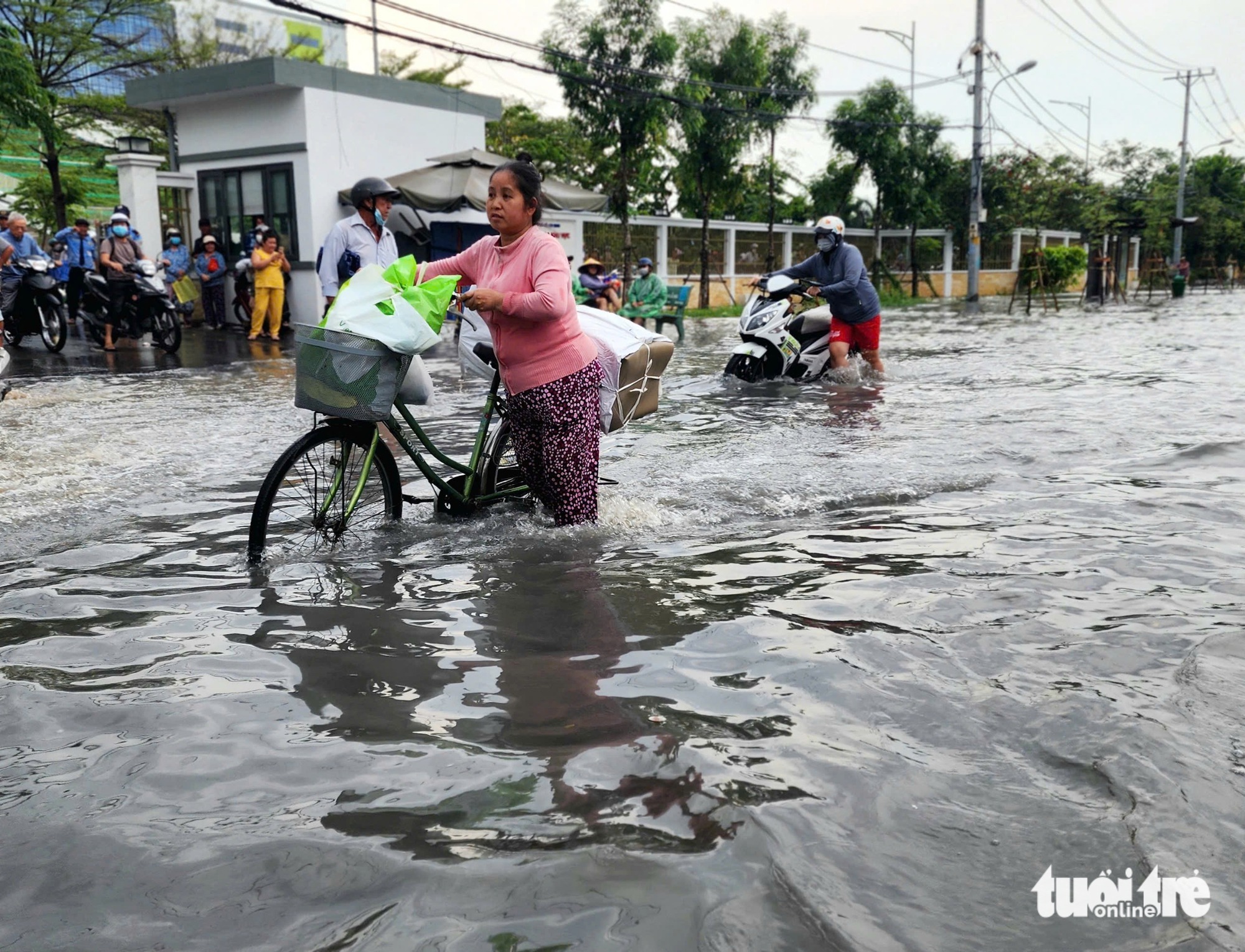 大雨淹没街道，病人和家属艰难回家