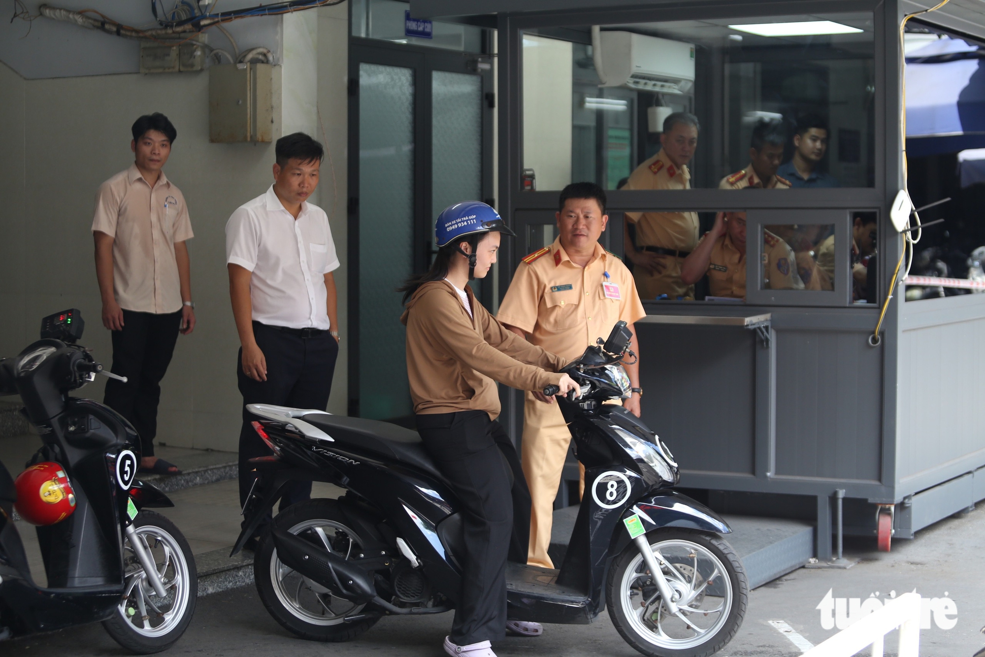 在汽车考试后，胡志明市交警首次组织摩托车考试，有300名学员参加