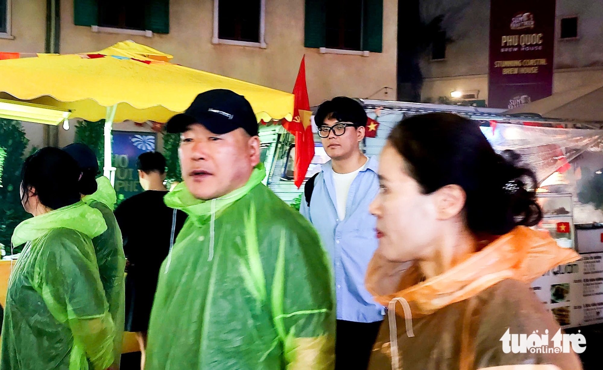 游客撑伞、穿雨衣在富国岛庆祝4月30日假期