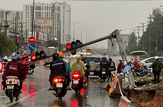 风雨吹倒交通信号灯，冲走平阳、同奈的车辆