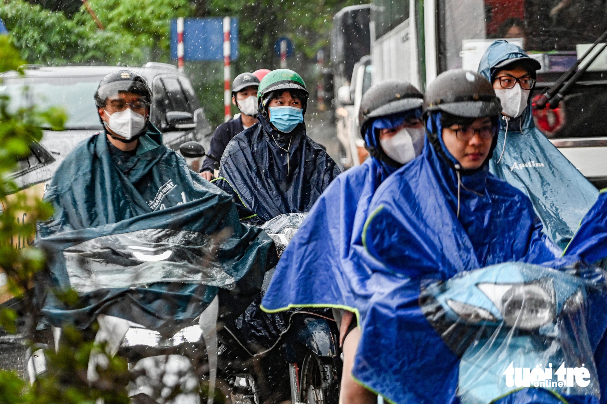 民众冒雨返回河内假期结束