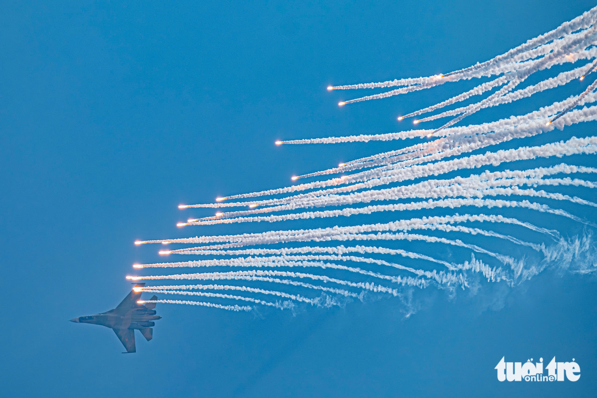 音乐家Nguyễn Văn Chung获Su-30MK2战斗机飞行员赠送干扰弹壳