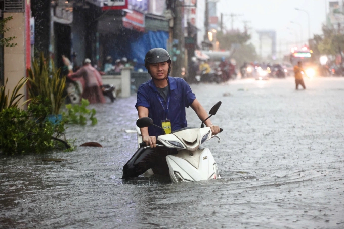 胡志明市8年来最大的降雨
