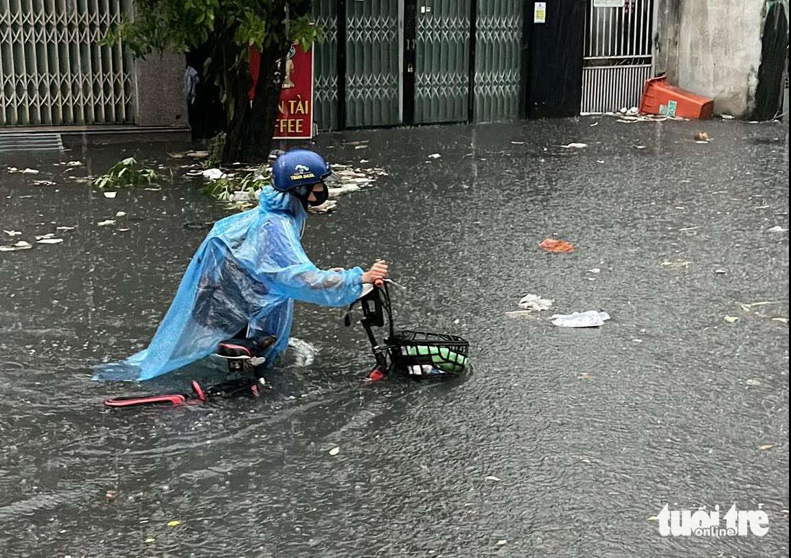 胡志明市部分地区降雨超过200毫米，守德市场下水道爆裂，多条道路积水