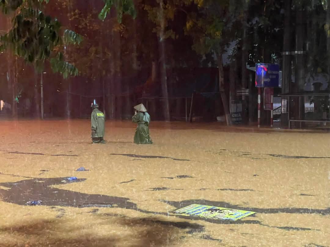 宣光省高山小镇在230毫米'极端'降雨后深陷水中