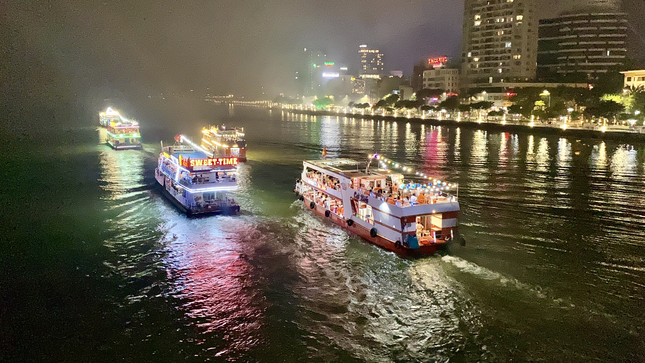 岘港烟花观赏票价高企，屋顶预订服务已热闹非凡