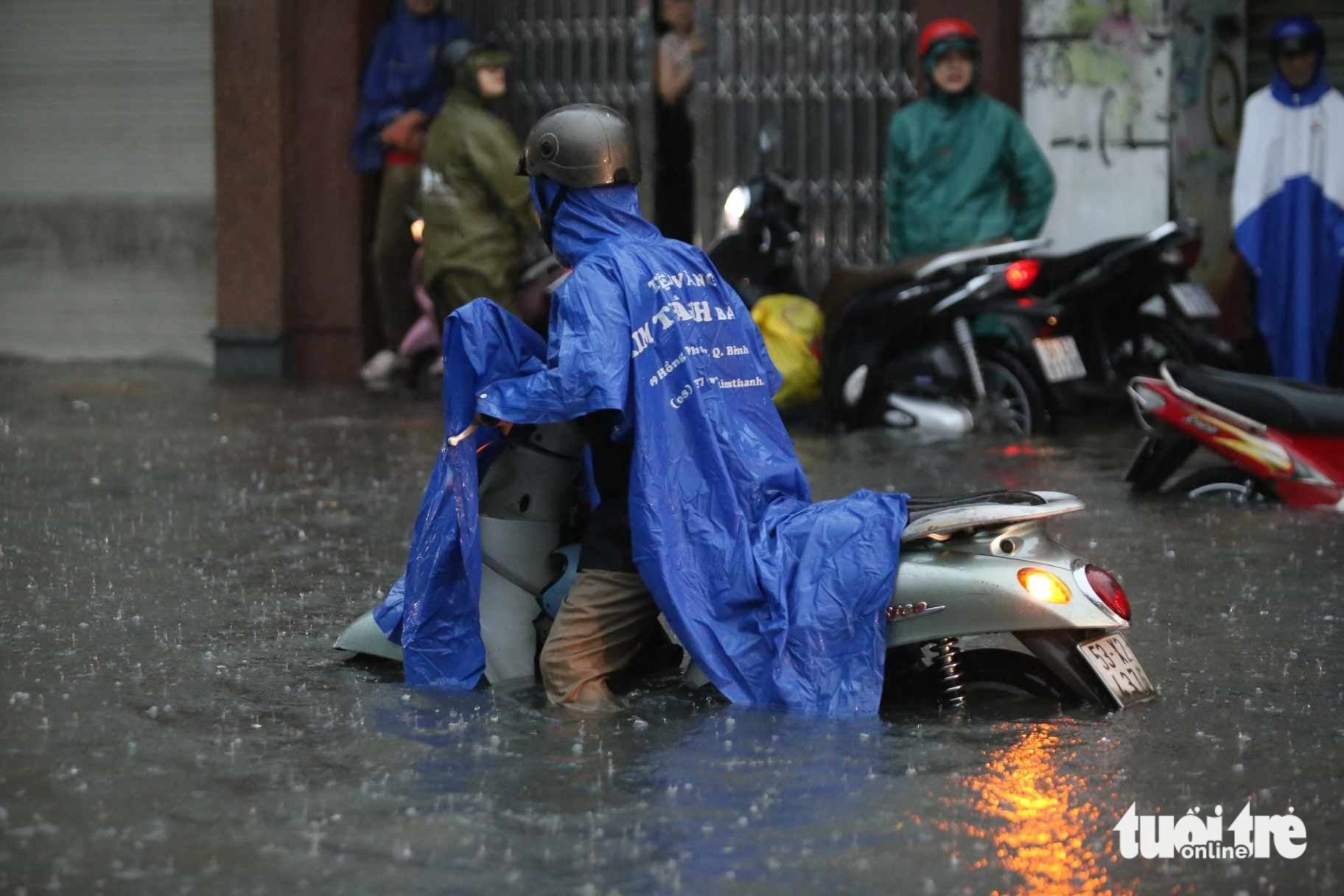 早上7点，胡志明市天空漆黑，预计降雨量达70毫米，阵风达8级