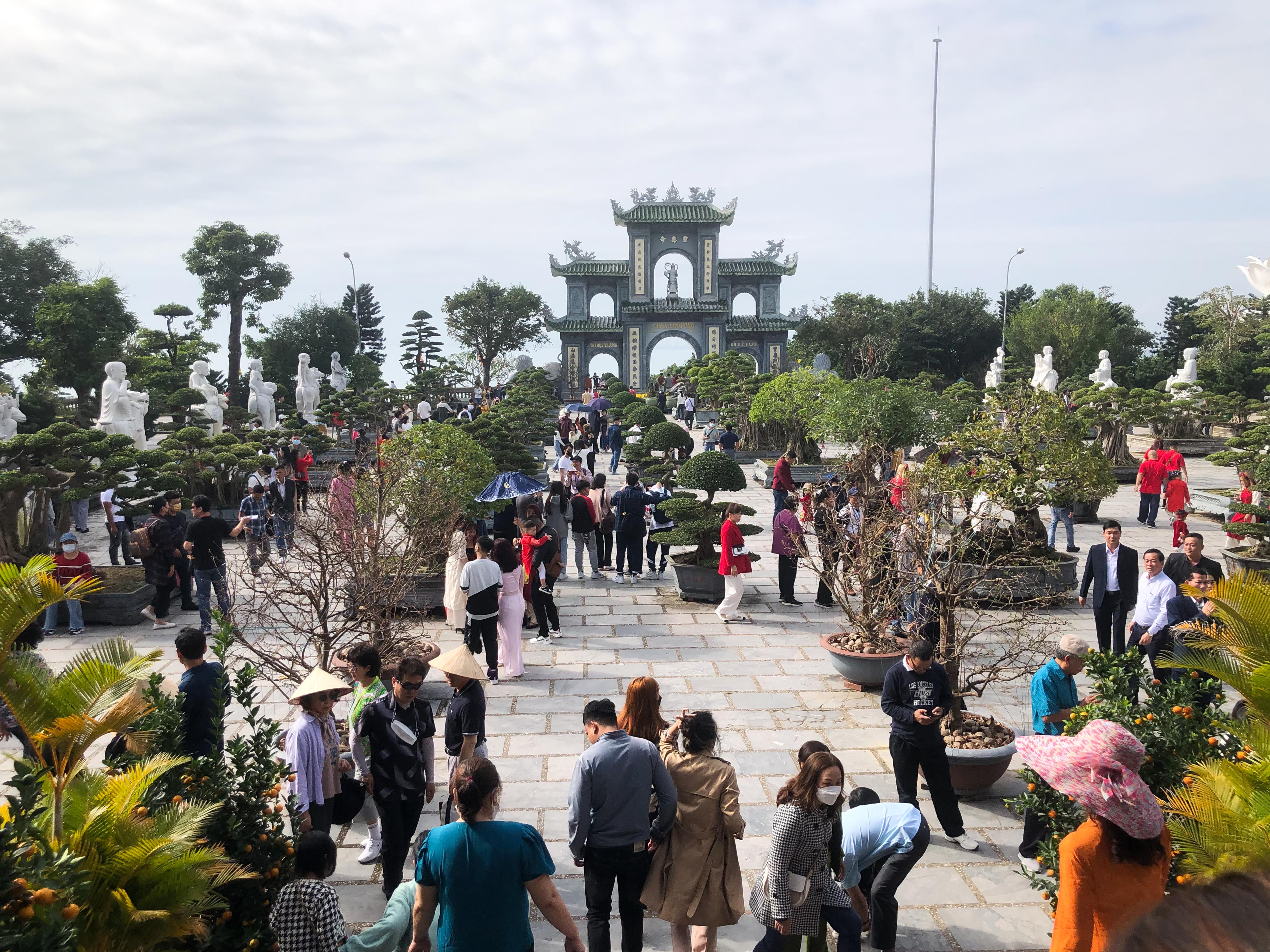 灵应寺年初一拥挤，民众游客祈福