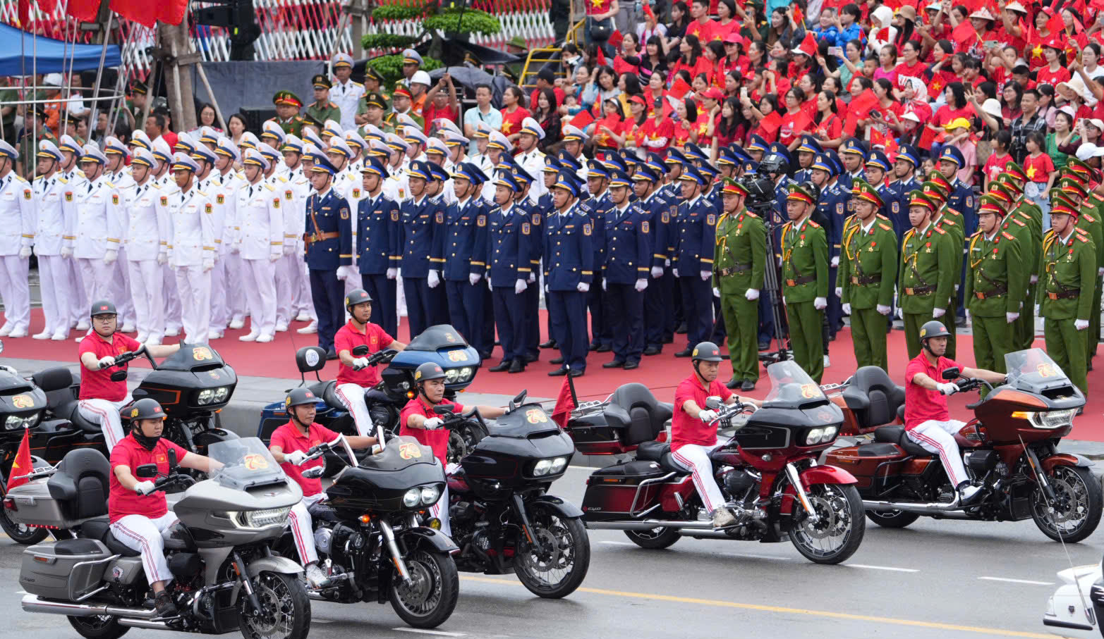 阅兵和群众游行庆祝海防解放70周年