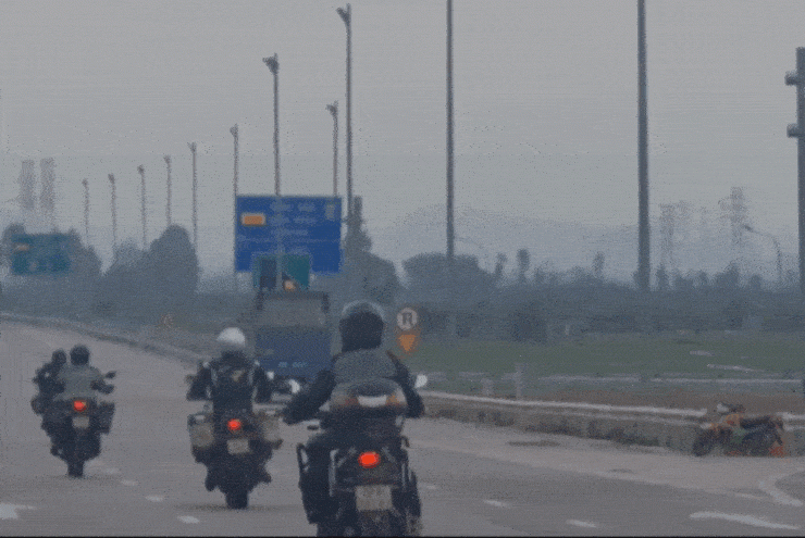 摩托车队'闯入'海防 - 芒街高速公路，交警介入