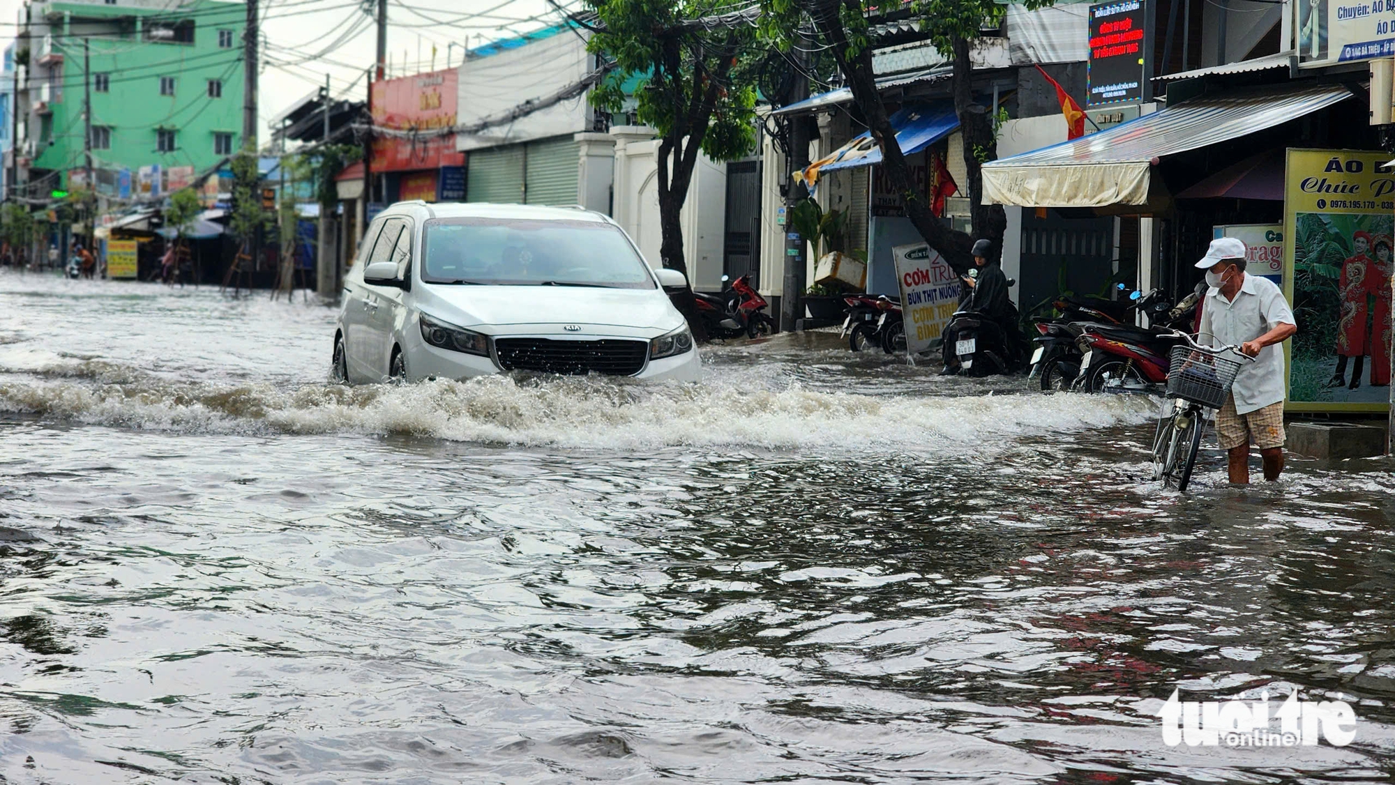 大雨淹没街道，病人和家属艰难回家