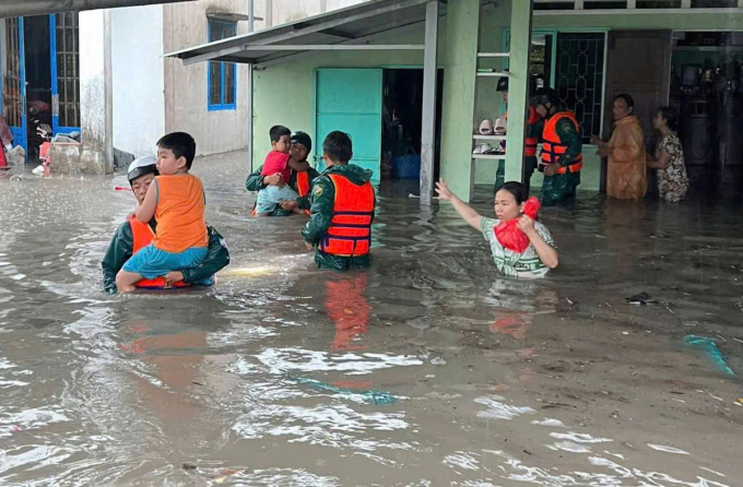 风雨吹倒交通信号灯，冲走平阳、同奈的车辆