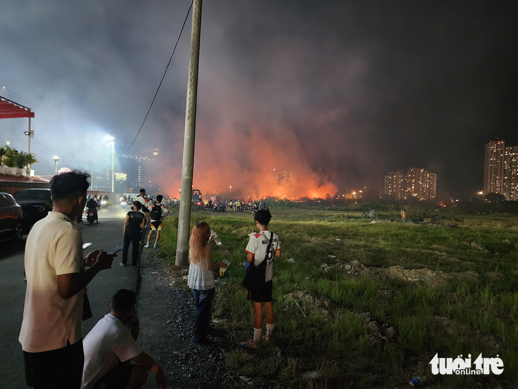数千平方米的草地火灾，威胁到Thủ Đức市的足球场和匹克球场