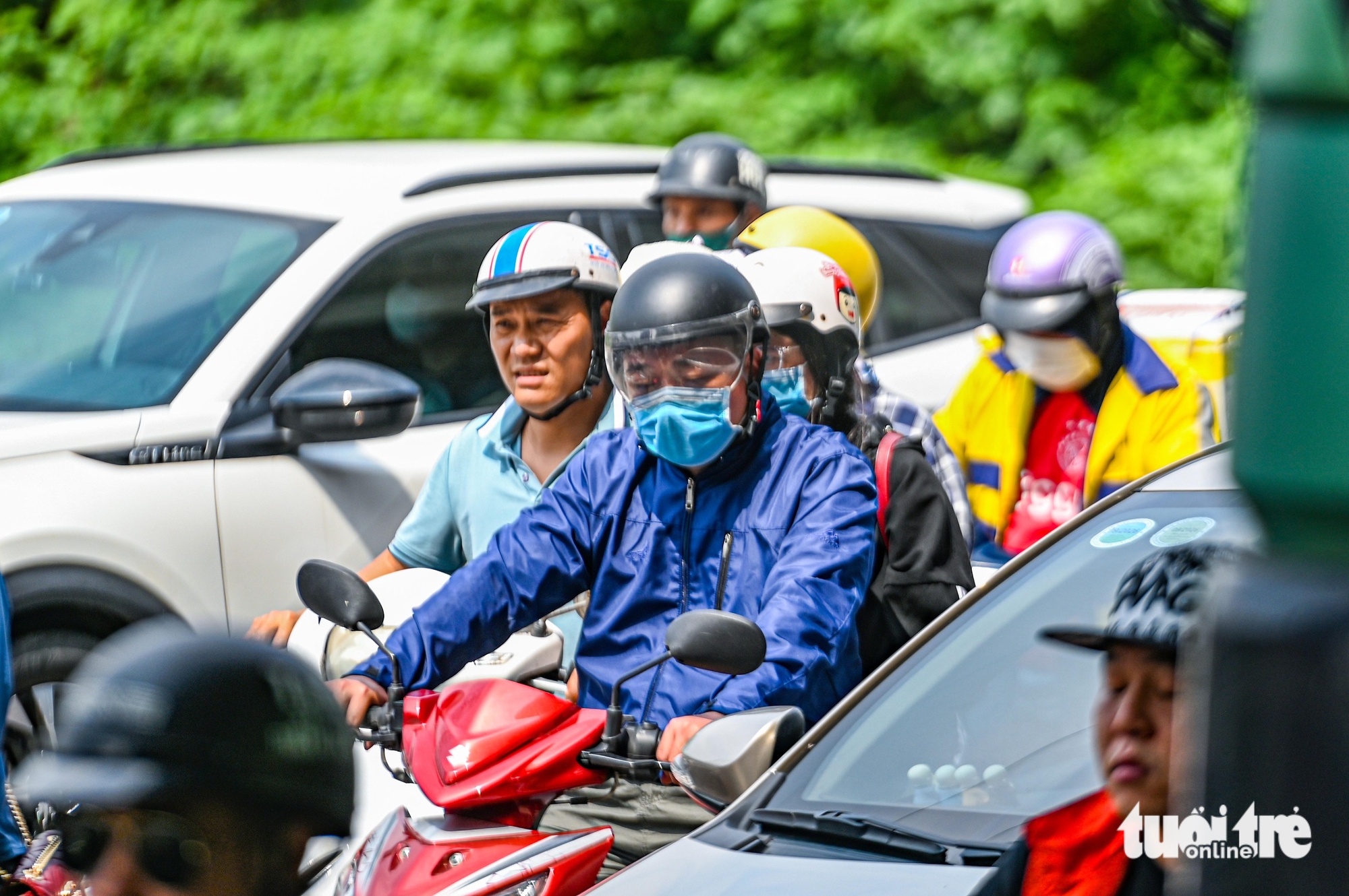尽管假期尚未结束，近7公里的车流仍涌入河内，即使中午出发也无法逃脱交通堵塞