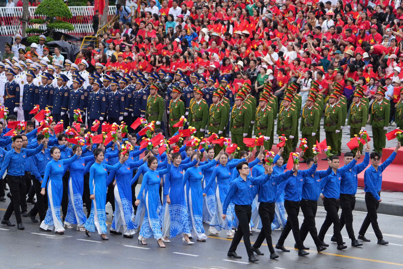 阅兵和群众游行庆祝海防解放70周年