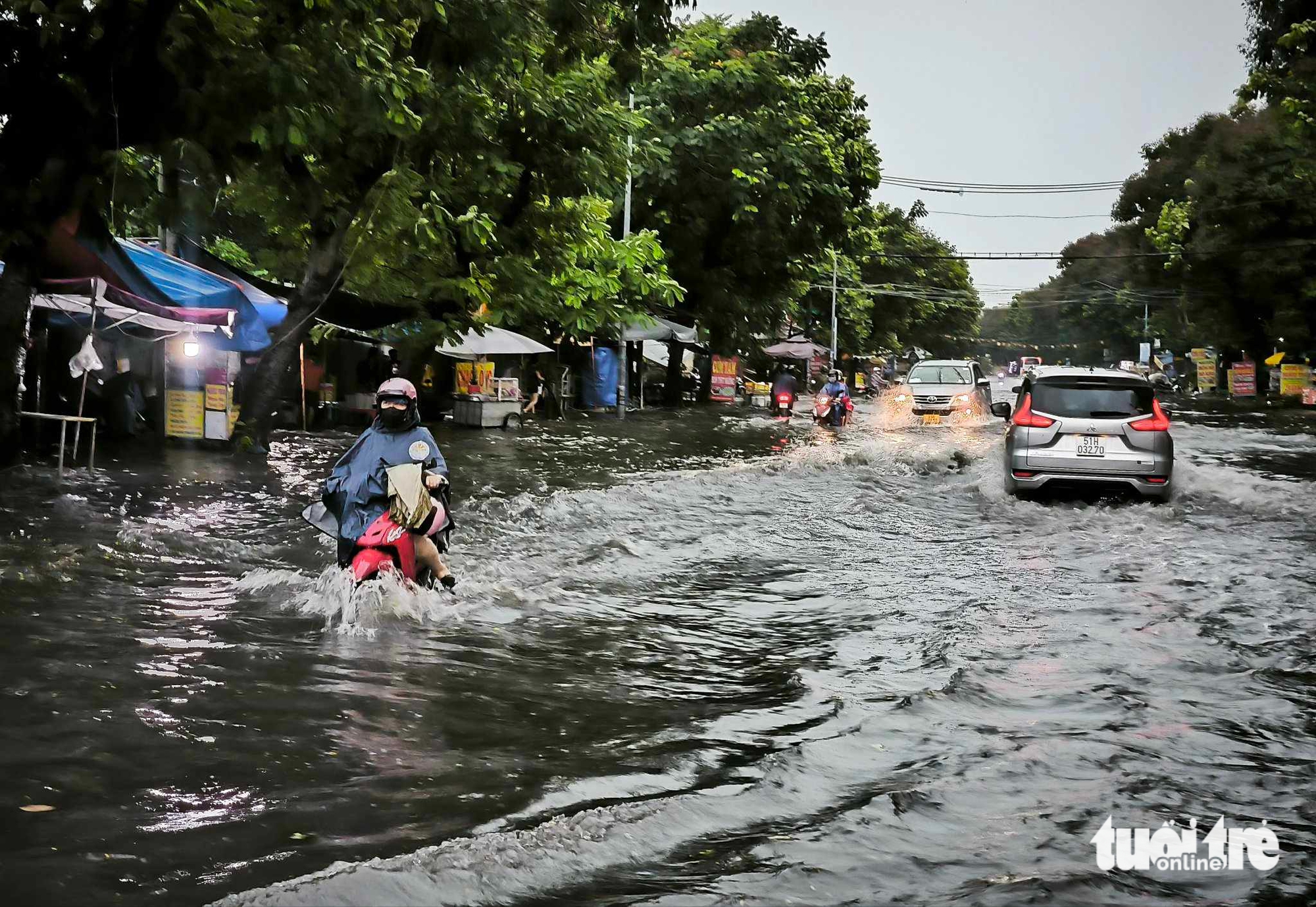 胡志明市部分地区降雨超过200毫米，守德市场下水道爆裂，多条道路积水