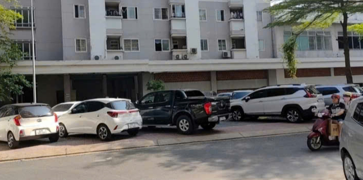 购买社会住房却停车挡住公寓公共通道，如何争夺困难人群的住房？