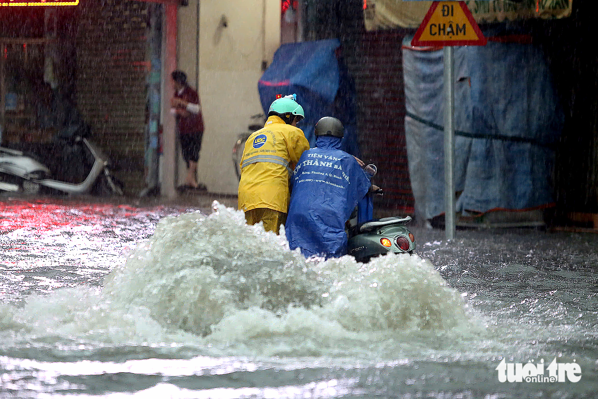 胡志明市部分地区降雨超过200毫米，守德市场下水道爆裂，多条道路积水