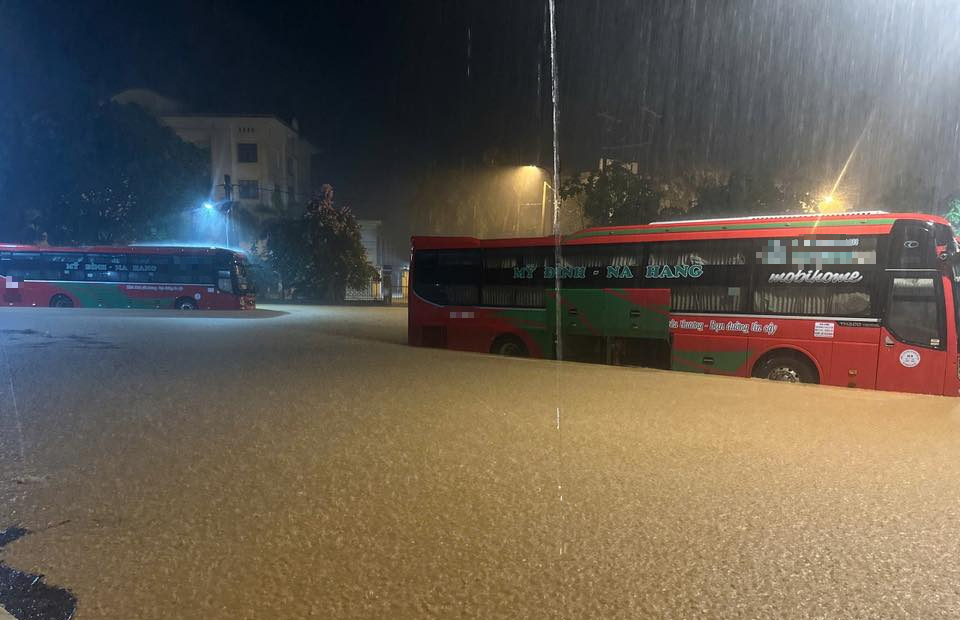 宣光省高山小镇在230毫米'极端'降雨后深陷水中