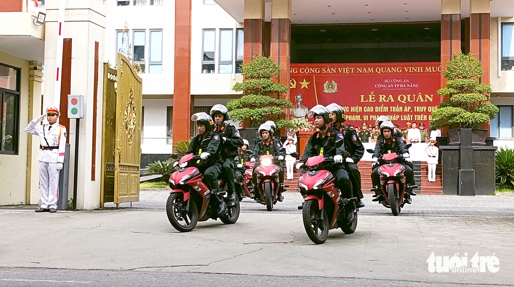 岘港同步设卡检查，预防街头犯罪
