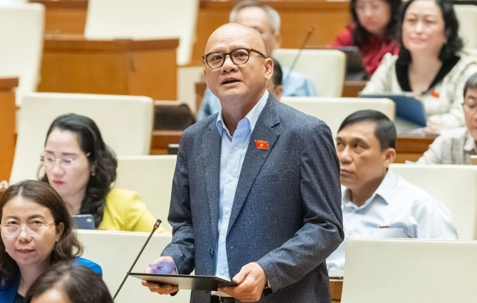 “许多行业超越，留下教师工资不足以维持生计”