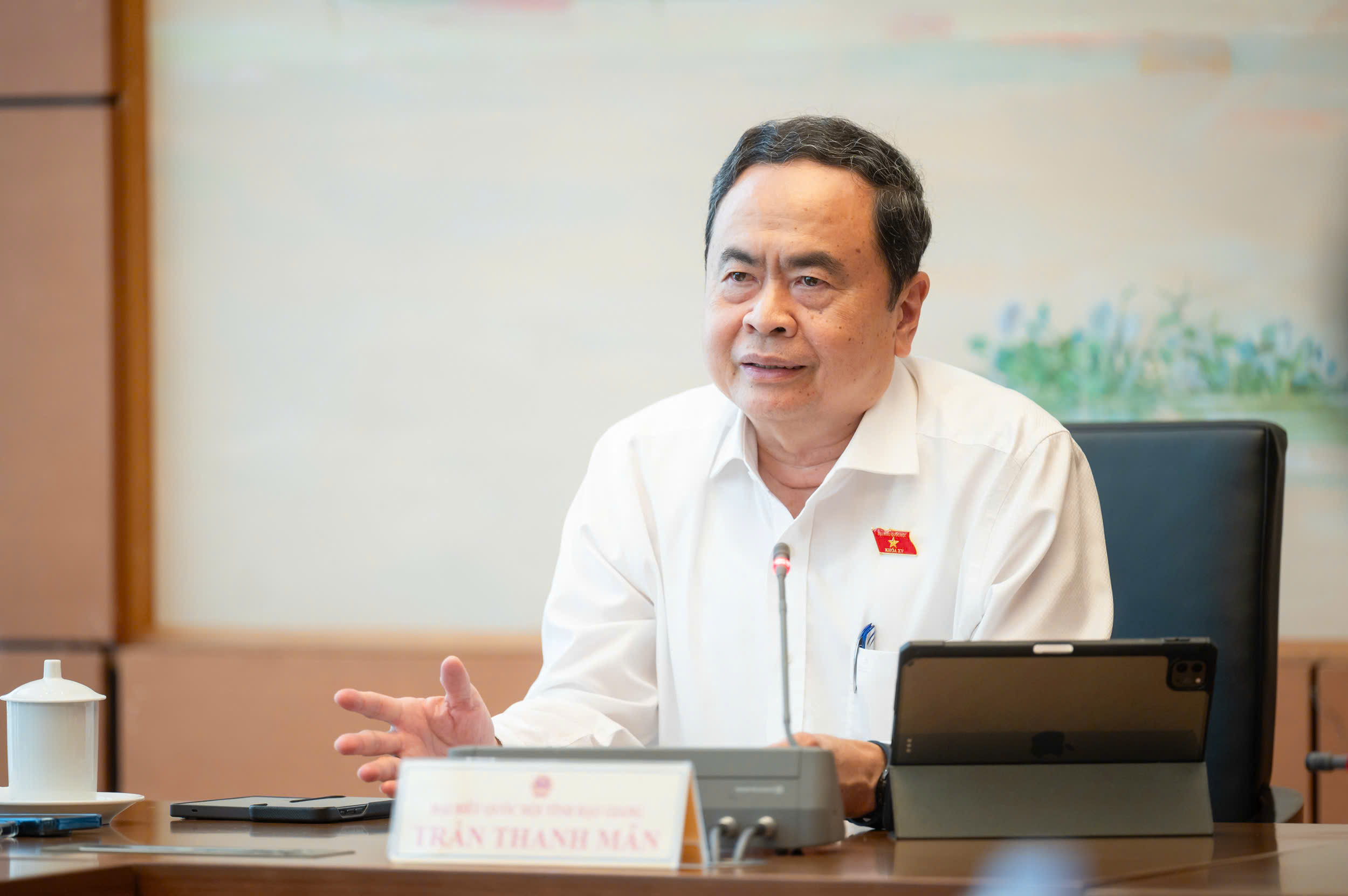 国会主席：谁是秘书、副秘书、人民委员会主席、乡级人民议会主席，安排干部是困难的工作