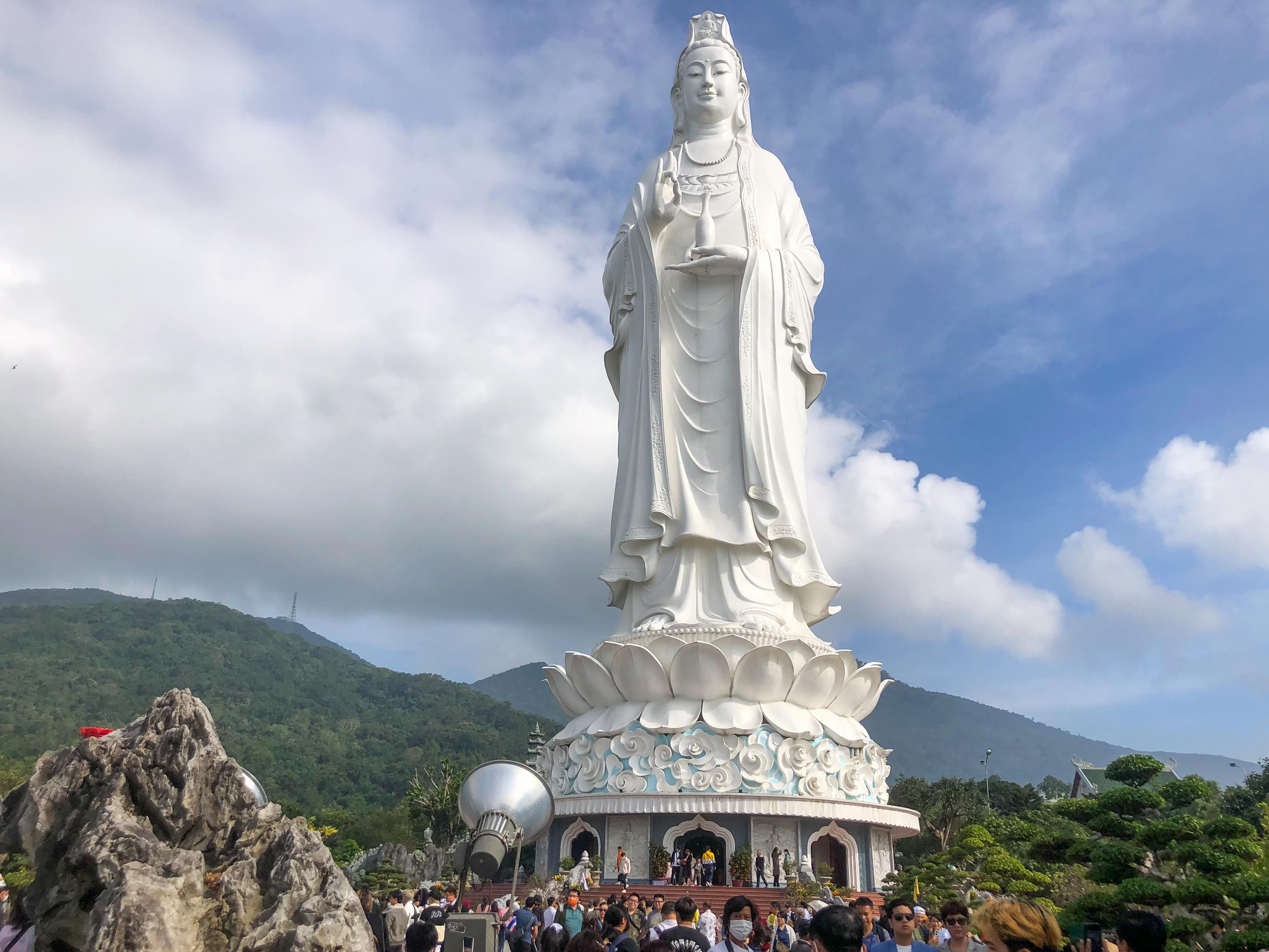 灵应寺年初一拥挤，民众游客祈福