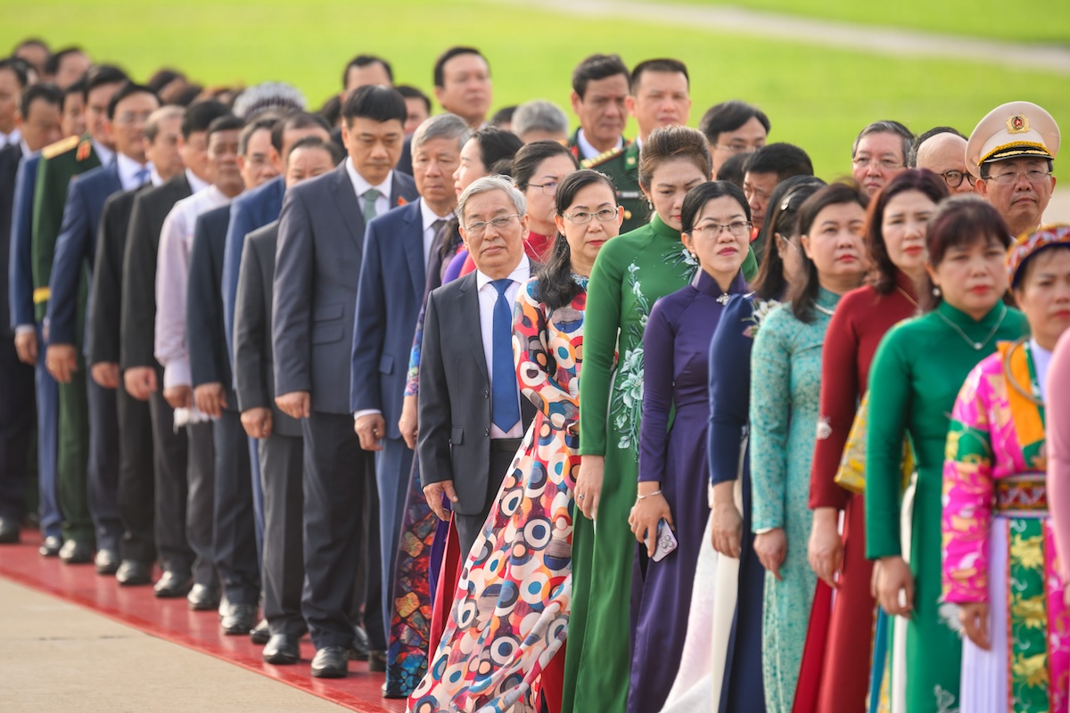 党和国家领导人、国会代表前往胡志明主席陵墓瞻仰