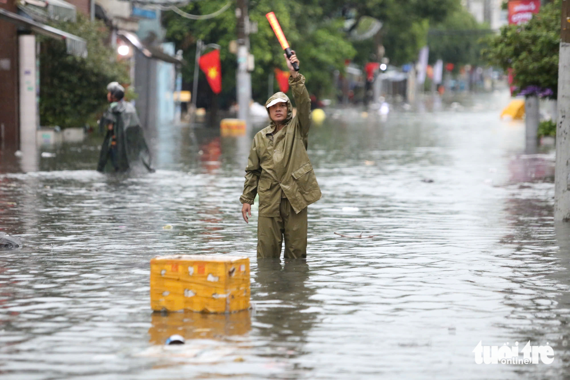 胡志明市部分地区降雨超过200毫米，守德市场下水道爆裂，多条道路积水