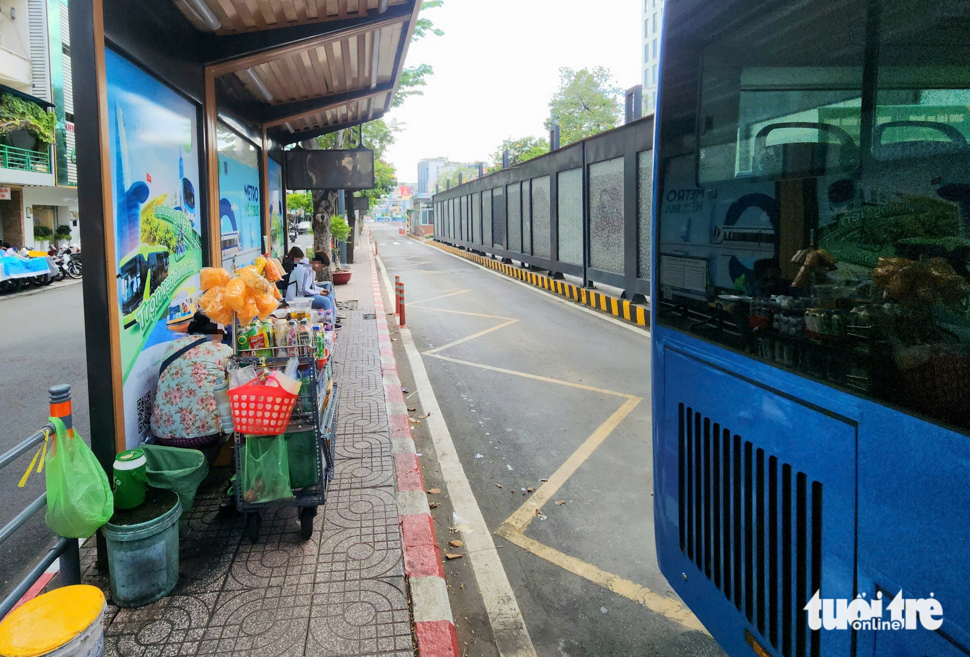 胡志明市多个公交候车亭被涂鸦、占用，电子信息板不工作