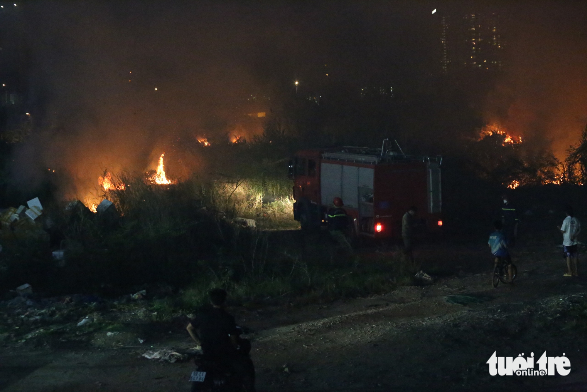 数千平方米的草地火灾，威胁到Thủ Đức市的足球场和匹克球场