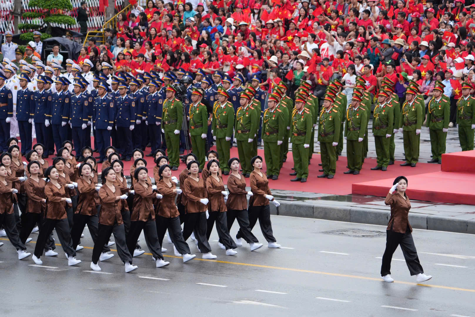 阅兵和群众游行庆祝海防解放70周年