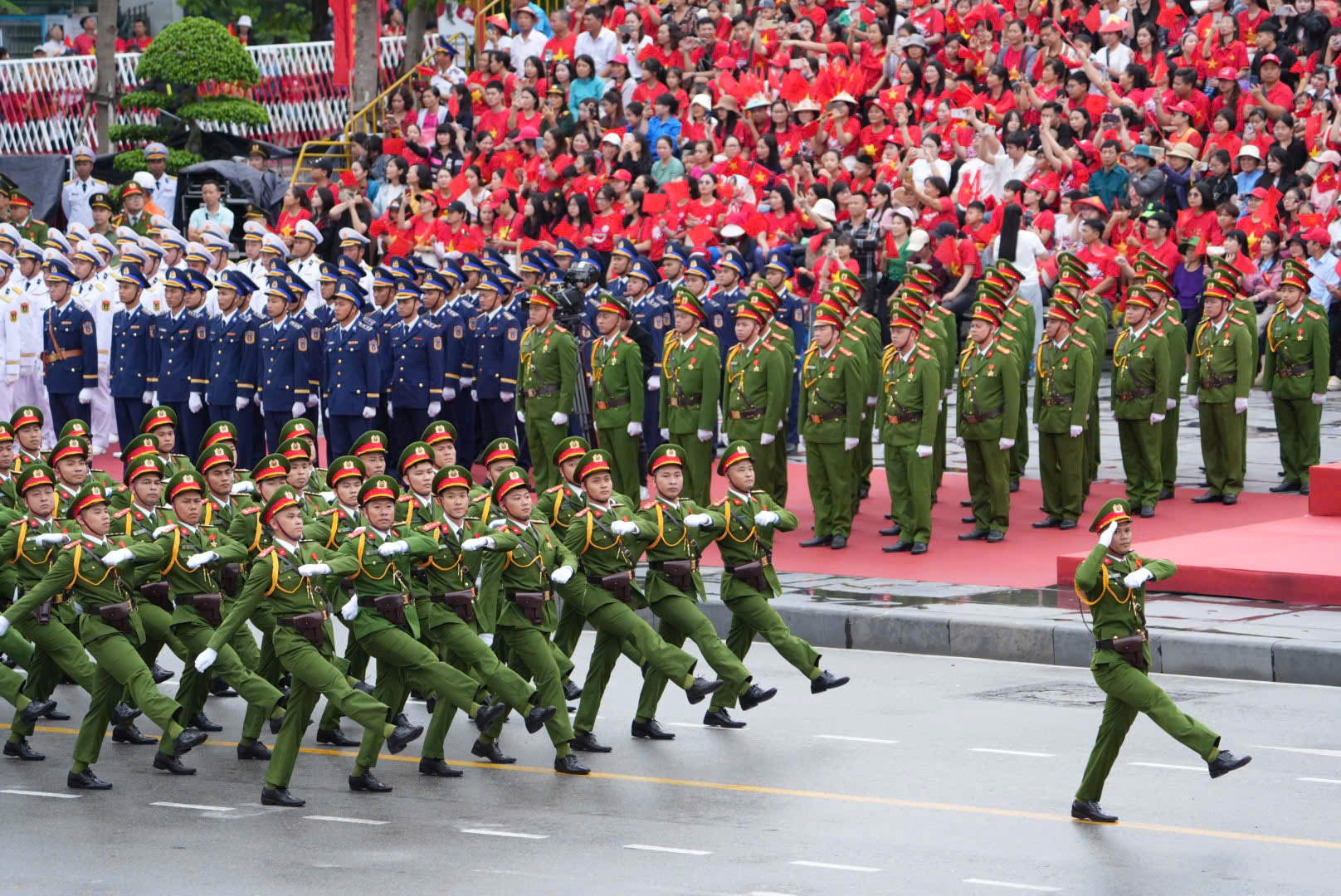 阅兵和群众游行庆祝海防解放70周年