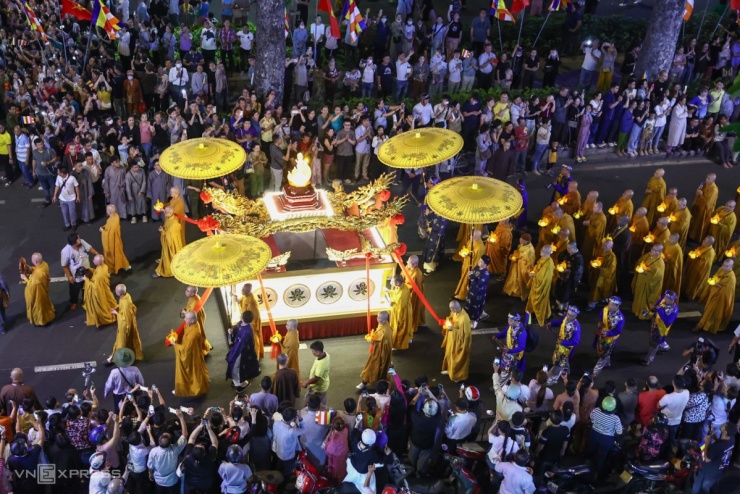 胡志明市街头4公里长的佛像迎请队伍