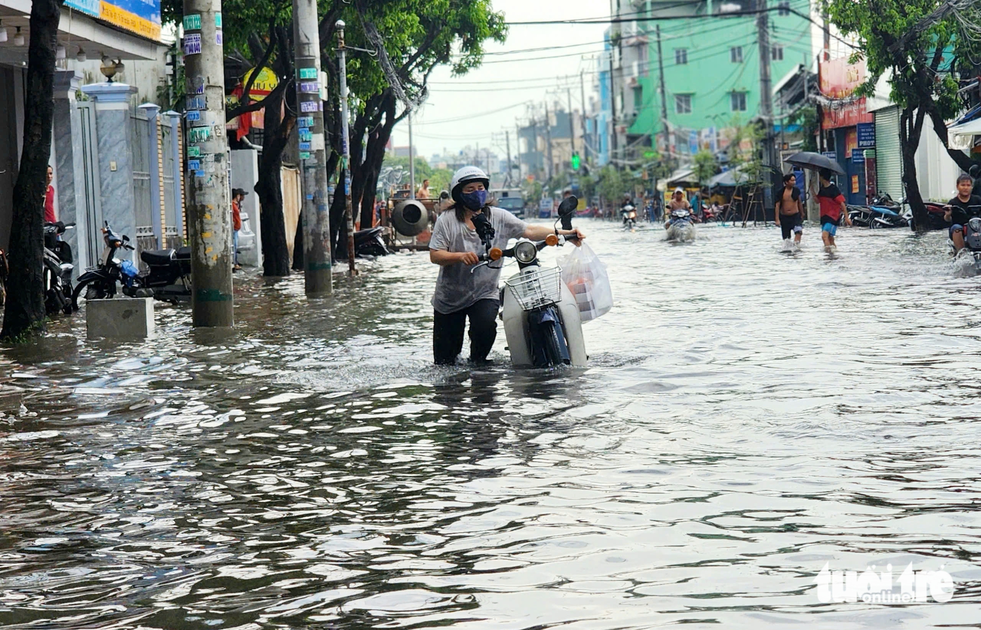 大雨淹没街道，病人和家属艰难回家