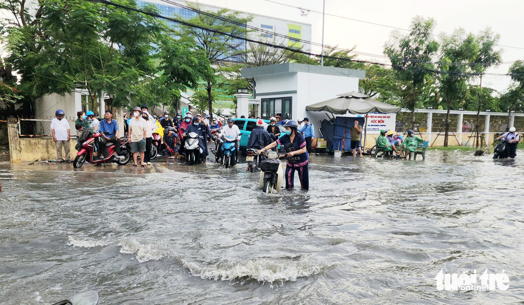 大雨淹没街道，病人和家属艰难回家