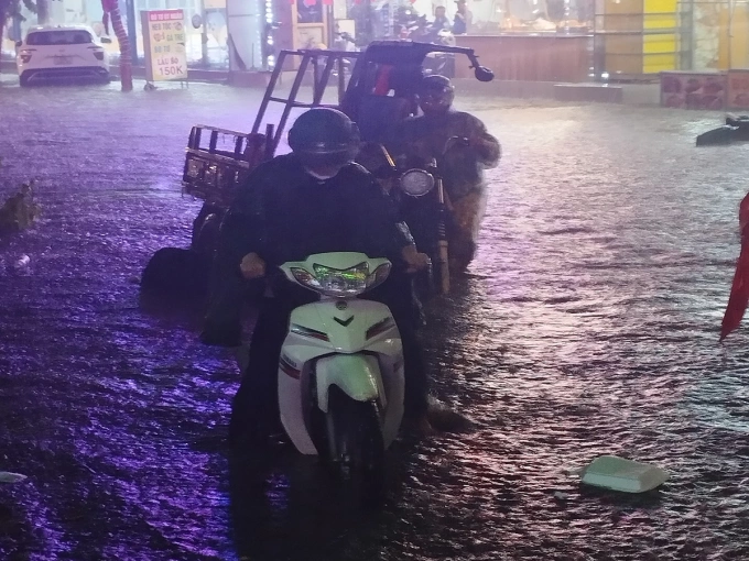 胡志明市多条道路在雨季初期深陷水淹