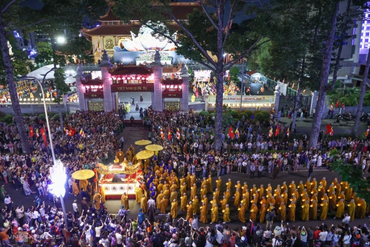 胡志明市街头4公里长的佛像迎请队伍