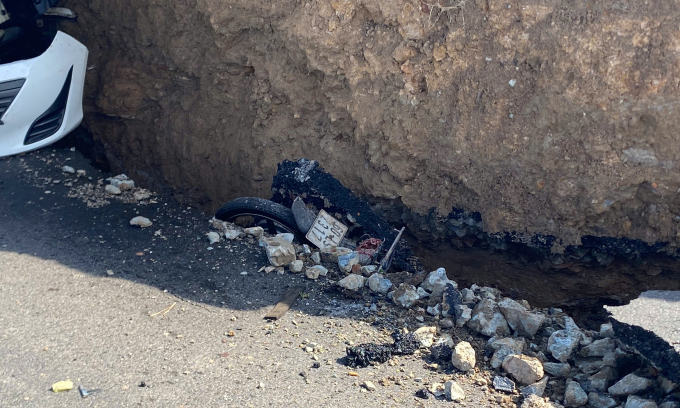 '当我们夫妻陷入塌陷的道路时，土石仍在不断滚落'