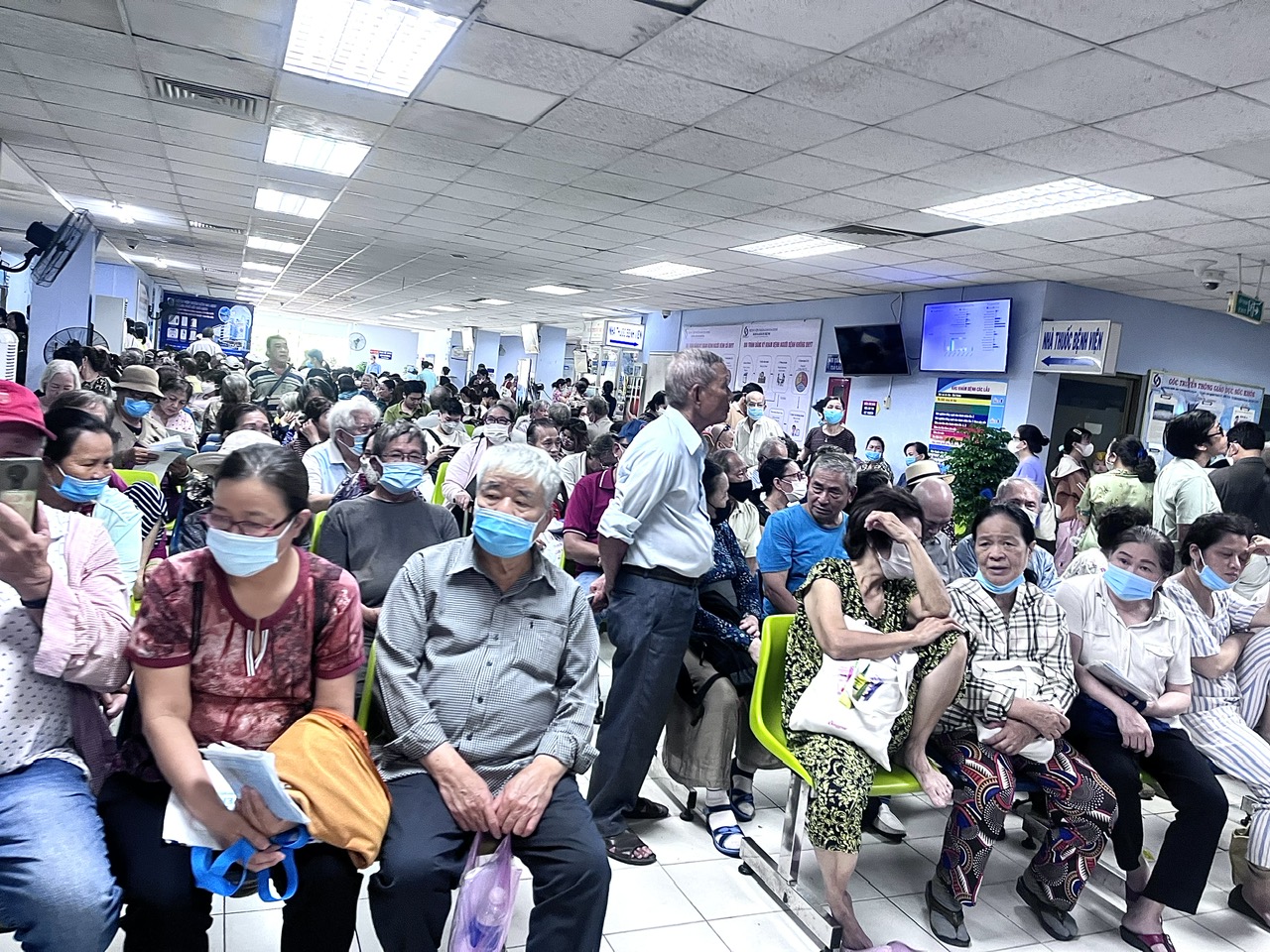 市民可以通过公共服务门户和银行应用程序参加社会保险和医疗保险