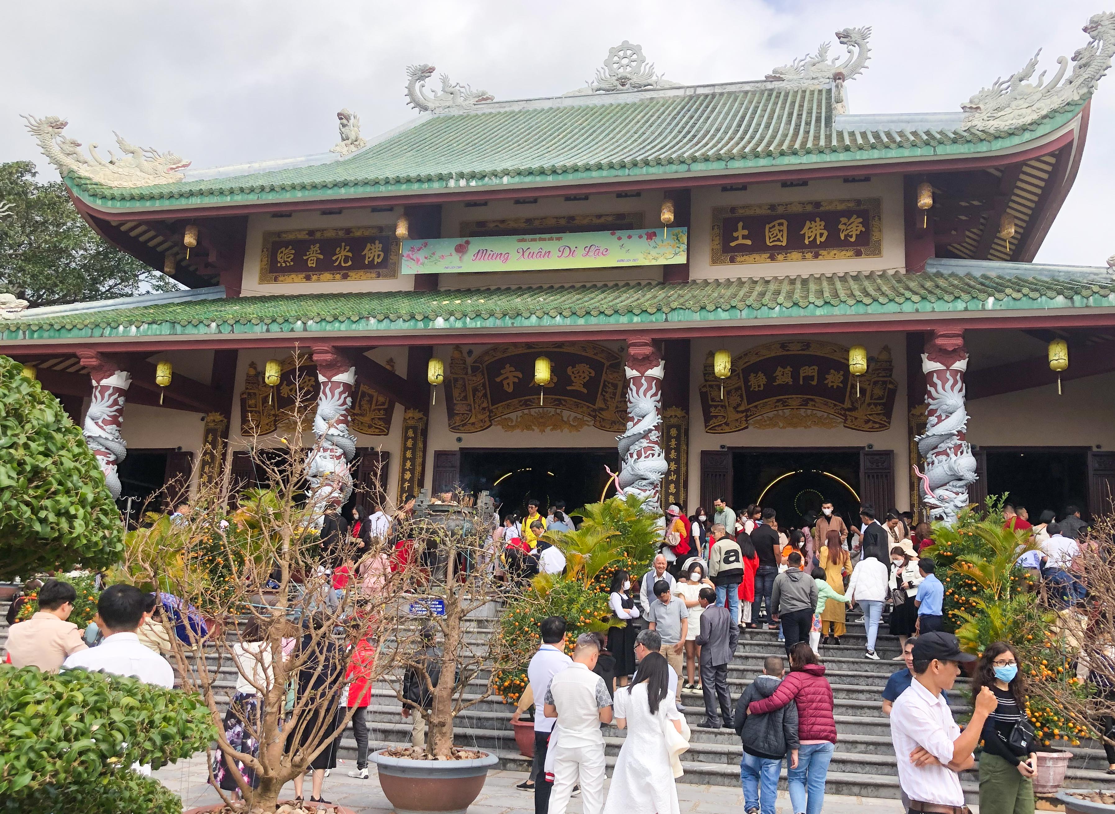 灵应寺年初一拥挤，民众游客祈福