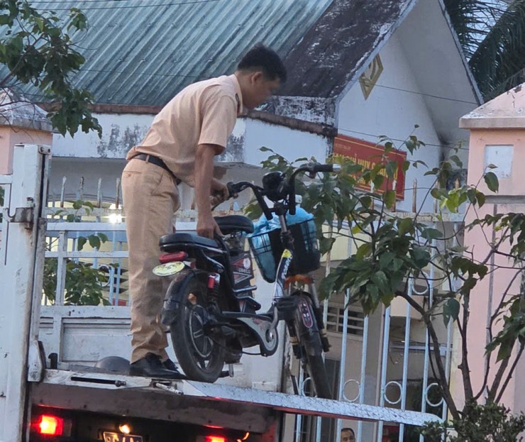警方暂扣电动自行车进行调查，与永隆省女学生死亡案母亲工作后