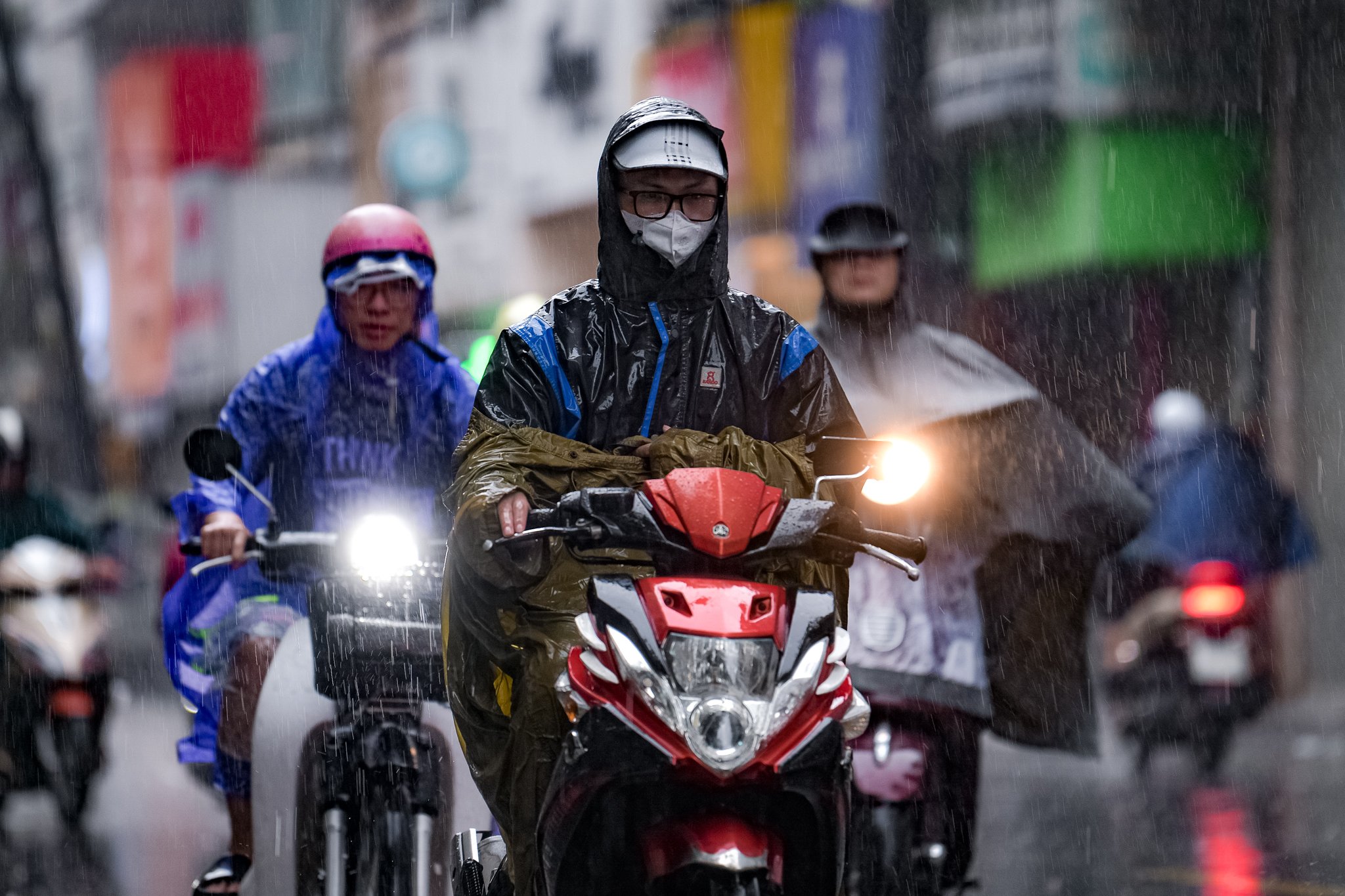 今天5月18日的天气：北部仍下大雨，中部晴天，南部下午有雨