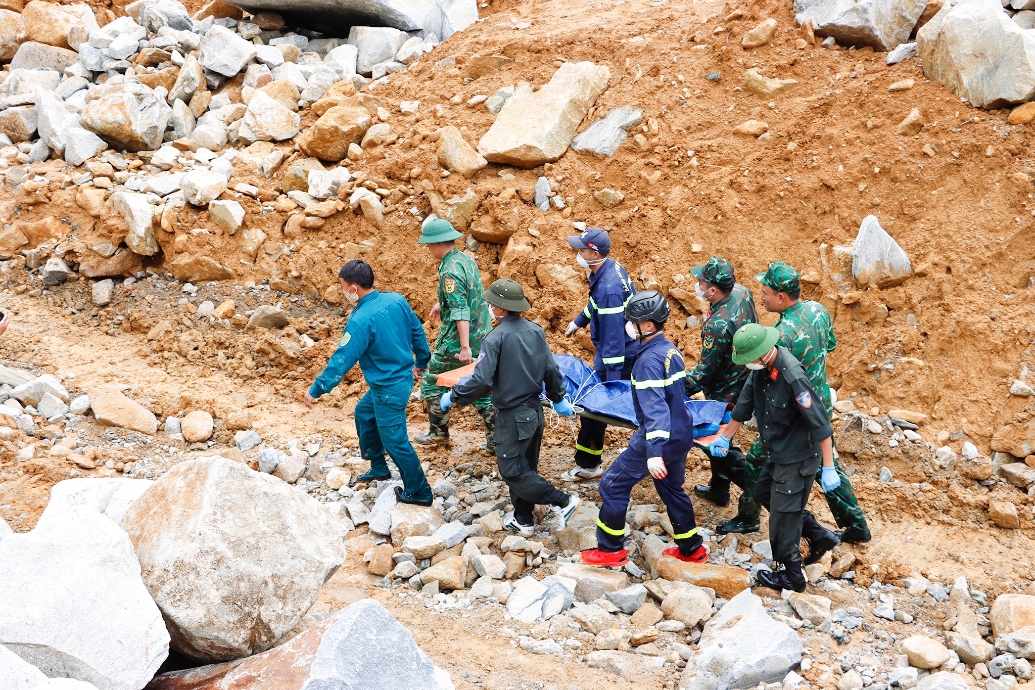 塔泡湖1A水电站滑坡事故：发现4具遗体，仍有1人失踪