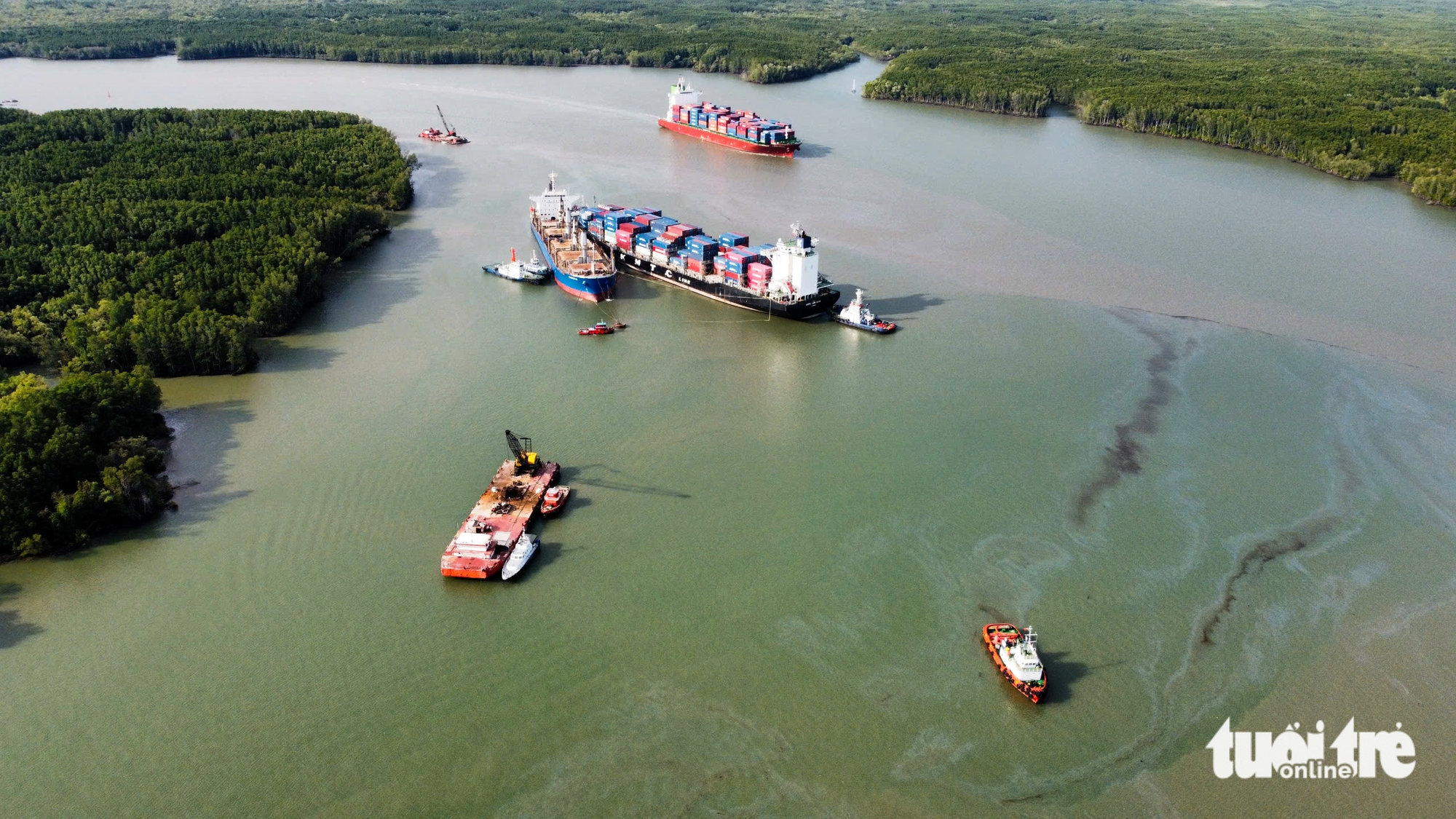 龙涛河船舶碰撞后溢油区域近景