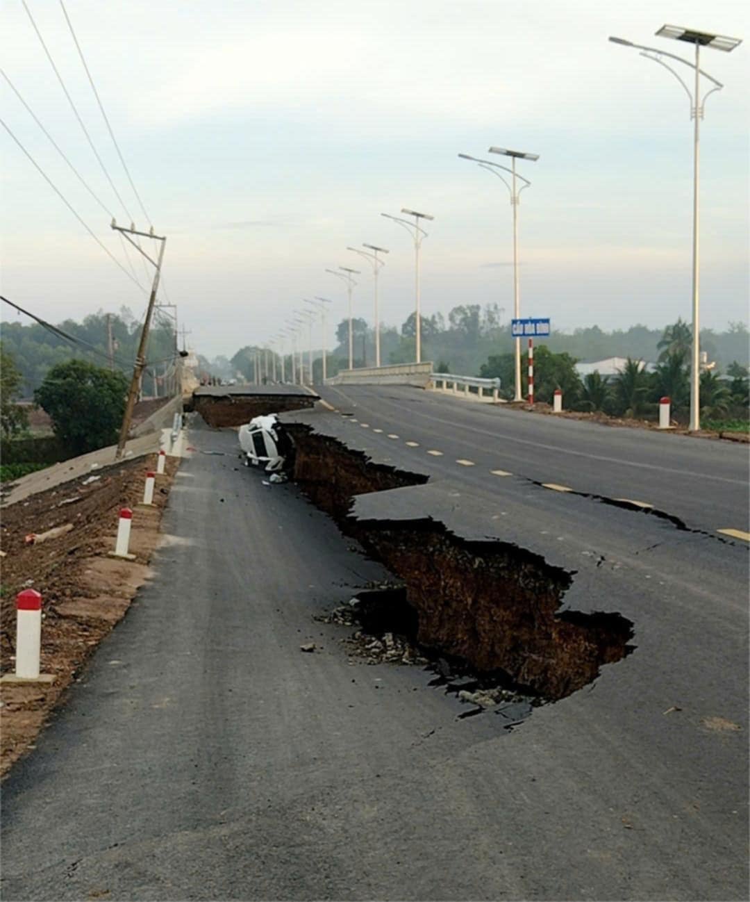 西宁刚竣工的道路塌陷：未验收，因泥袋滑动