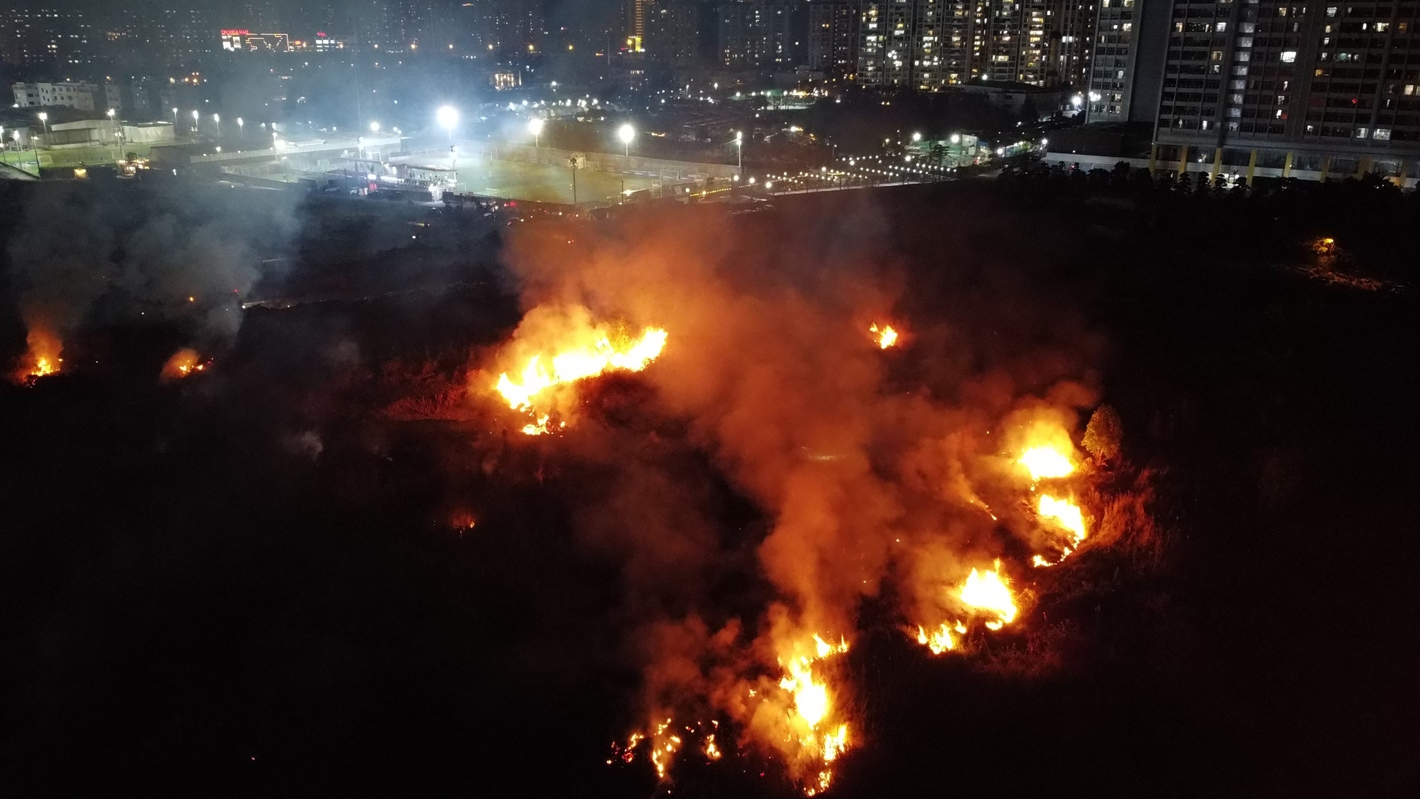 数千平方米的草地火灾，威胁到Thủ Đức市的足球场和匹克球场